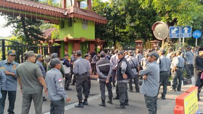 Puluhan Anggota Linmas Geruduk Kantor Pemkot Bekasi, Protes Ucapan Kepala Satpol PP