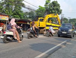 Arus Lalu Lintas Jalan Mustikajaya Terganggu Proyek Saluran Dua Bulan