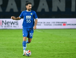 HP Bek Persib Bandung Frans Putros Hilang di Tengah Konvoi, Rekan Setim Langsung Buat Pengumuman Darurat!