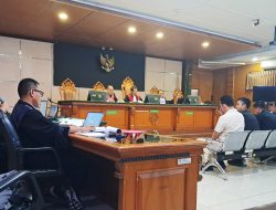 Sidang Ungkap Uang Ijon Ade Kunang Dibungkus Kresek dan Kardus