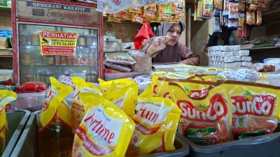 Harga Kebutuhan Pokok Naik, Warga Bekasi Tekan Pengeluaran