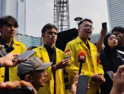 Demo “Menuju Indonesia Bangkrut” Memanas, Massa BEM UI Diblokade Polisi Jelang Masuk Bundaran HI