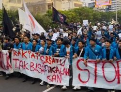 Massa Mahasiswa Terus Berdatangan ke Kawasan Sudirman, Akses ke Bundaran HI Belum Bisa Tembus