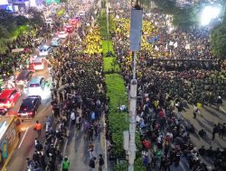 Massa Mahasiswa Bertahan hingga Malam di Jalan MH Thamrin