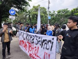 Kepung Gedung DPRD Kota Bekasi, Aliansi Mahasiswa Sodorkan 13 Tuntutan, Tolak Kenaikan Pertamax hingga Monopoli Dapur MBG
