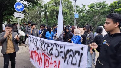 Kepung Gedung DPRD Kota Bekasi, Aliansi Mahasiswa Sodorkan 13 Tuntutan, Tolak Kenaikan Pertamax hingga Monopoli Dapur MBG