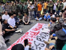 Temui Massa Aksi, Ketua DPRD Kota Bekasi Janji Tindak Lanjuti Tuntutan Mahasiswa Sesuai Kewenangan