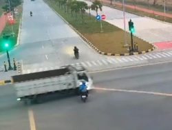 Truk Berbenturan dengan Motor di Cikarang, Dua Orang Terluka