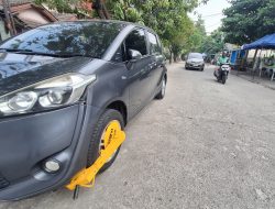 Dishub Kota Bekasi Gembok Roda Mobil Parkir Sembarangan di Tangkuban Perahu