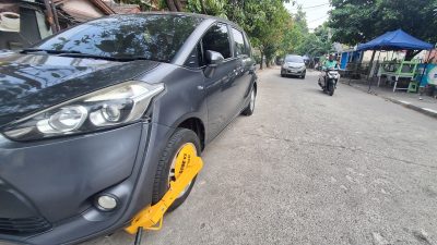 Dishub Kota Bekasi Gembok Roda Mobil Parkir Sembarangan di Tangkuban Perahu