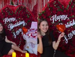 Ayu Ting Ting Dapat Kejutan Romantis dari Kevin Gusnadi di Ulang Tahun ke-34, Tulisan di Buket Bunganya Jadi Sorotan!