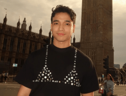 Fadly Faisal Dihujat Usai Pamer Foto di London Pakai Baju Motif Bra, Kakak Fuji: Untuk Seru-seruan Doang!