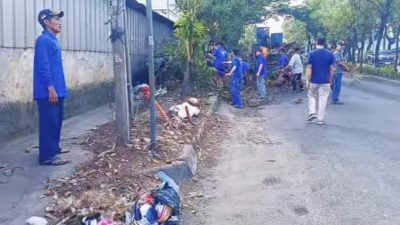Sampah Liar hingga Ranting Pohon di Jalan Cipendawa Dibersihkan