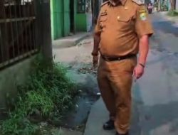 Camat Pondokmelati Turun Tangan Cek Jalan Rusak dan Drainase Jebol