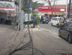 Tim URC Sikat Kabel Menjuntai di Jatiasih