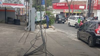 Tim URC Sikat Kabel Menjuntai di Jatiasih