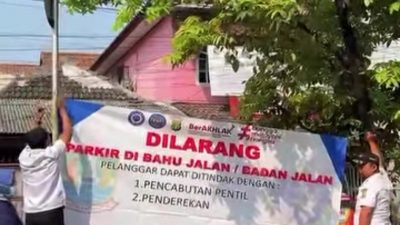 Dishub Kota Bekasi Pasang Larangan Parkir di Jalan Tangkuban Parahu