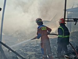 Warga Cerita Mencekamnya Kebakaran Area Pengepul Barang Bekas di Cibitung