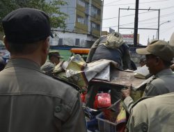 Satpol PP Tertibkan Bangli di Depan Stasiun Bekasi Timur