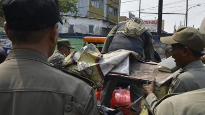 Satpol PP Tertibkan Bangli di Depan Stasiun Bekasi Timur