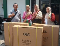 Penyandang Disabilitas dan Lansia Jaticempaka Tersenyum, Kursi Roda Datang Membawa Harapan