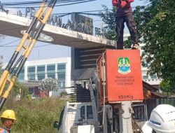 DBMSDA Kota Bekasi Rapikan Kabel Menjuntai di Margahayu