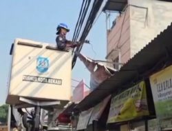 Kabel Menjuntai di Jatibening Baru Ancam Pengendara, DBMSDA Langsung Turun Tangan