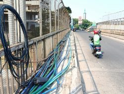 Pedestrian Flyover Caman Raya Jatibening Dikuasai Kabel