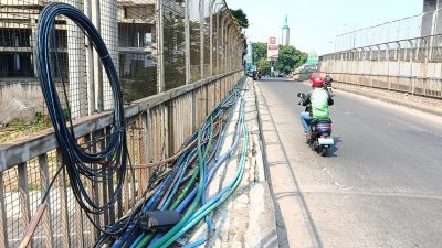 Pedestrian Flyover Caman Raya Jatibening Dikuasai Kabel