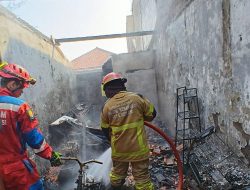 Kebakaran Hanguskan Tiga Kios di Medan Satria