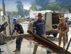 Reklame Liar Disapu Bersih dari Jalan Wahab Affan Medan Satria