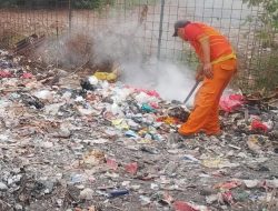 Pasukan Orange Tangani Aksi Bakar Sampah di Bekasi Jaya