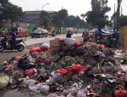 Sepekan Menumpuk, Sampah di Ir Juanda Tebar Bau Menyengat