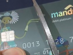 Nasabah Bank Mandiri Ramai-ramai Gunting hingga Bakar Kartu ATM, Protes Pemblokiran Rekening AMPB