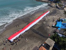 HUT ke-81 RI, Perdana! Merah Putih 100 Meter Membentang di Pantai Karanghawu Sukabumi