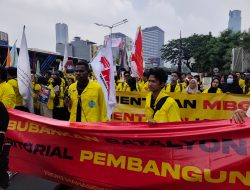 Aksi Aliansi Mahasiswa Diblokade Polisi Jelang Masuk Bundaran HI