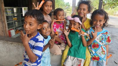 Relawan Gerakan Anak Negeri Bawa Makanan Ringan, Senyum Anak-anak  Natanangge Terdampak Gempa NTT Merekah