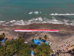 Bupati Sukabumi Terpukau! Merah Putih 100 Meter Membentang di Pantai Karanghawu