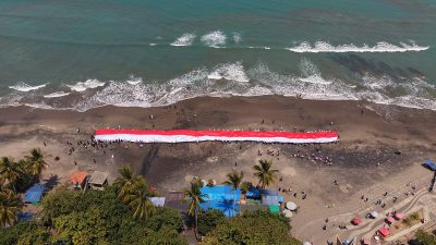 Bupati Sukabumi Terpukau! Merah Putih 100 Meter Membentang di Pantai Karanghawu