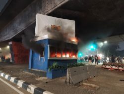 Pos Polisi Kolong Flyover Petamburan Terbakar di Tengah Pembubaran Massa