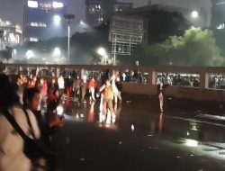 Polisi Bubarkan Massa di DPR Pakai Water Canon