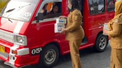 Lindungi Warga, Puskesmas Perumnas II Bersama Dinkes Kota Bekasi Bagikan Masker