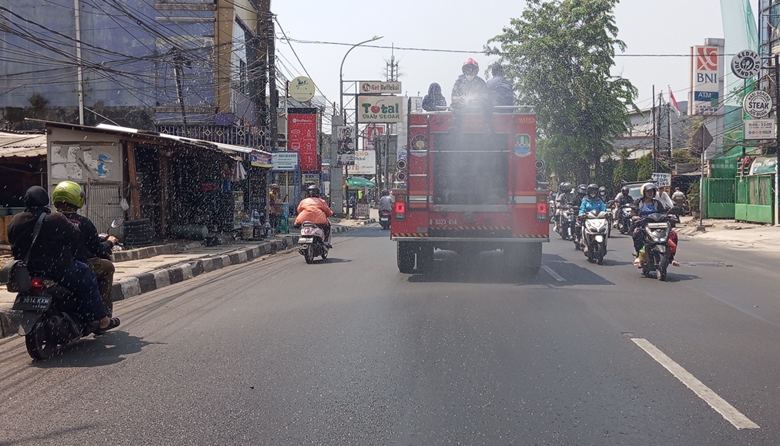 Abu Vulkanik Serbu Bekasi, Jalan Utama Langsung Disemprot Petugas