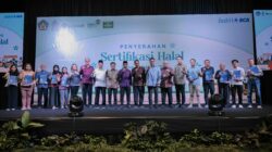 Dinilai Berkomitmen Dampingi UMKM Raih Sertifikasi Halal, BCA Dianugerahi Penghargaan dari BPJPH