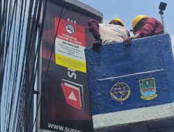 Bapenda Kabupaten Bekasi Tempel Stiker Merah 61 Reklame Belum Bayar Pajak