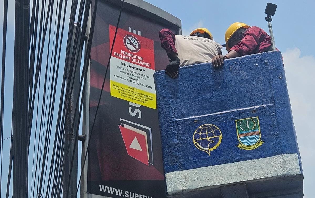 Bapenda Kabupaten Bekasi Tempel Stiker Merah 61 Reklame Belum Bayar Pajak
