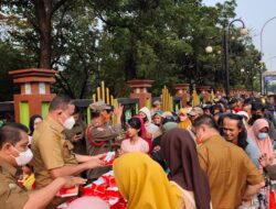 Pemkot Bekasi Bagikan Makanan dan Masker Antisipasi Dampak Sisa Abu Vulkanik Gunung Anak Krakatau