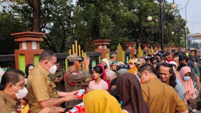 Pemkot Bekasi Bagikan Makanan dan Masker Antisipasi Dampak Sisa Abu Vulkanik Gunung Anak Krakatau
