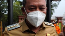 Bersihkan Sisa Abu Vulkanik, Wali Kota Bekasi Perintahkan Damkar Kembali Semprot Jalan Utama