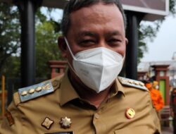 Bersihkan Sisa Abu Vulkanik, Wali Kota Bekasi Perintahkan Damkar Kembali Semprot Jalan Utama
